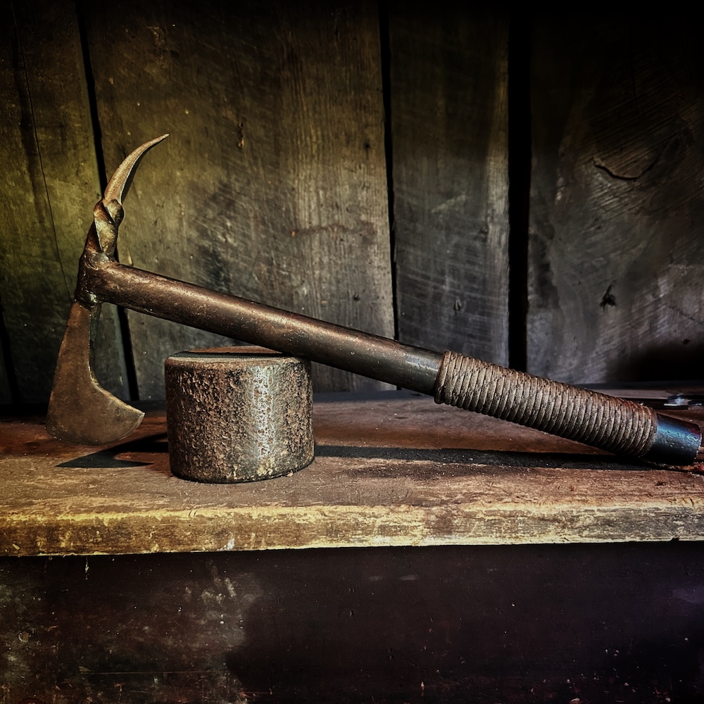 Hand-forged tomahawk axe