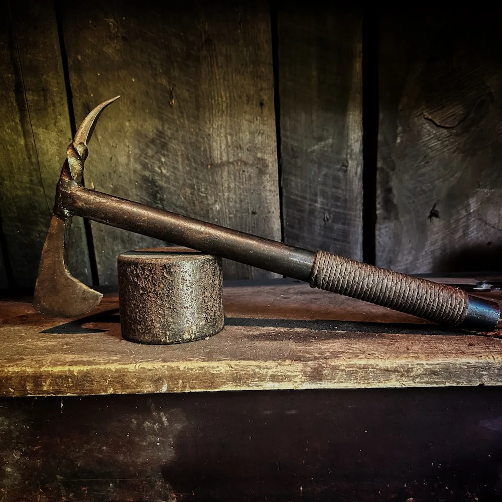 Hand-forged tomahawk axe